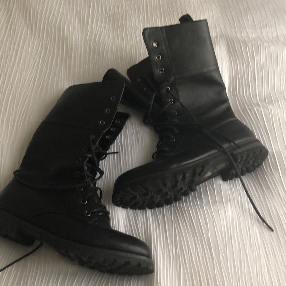 COMBAT BOOTS